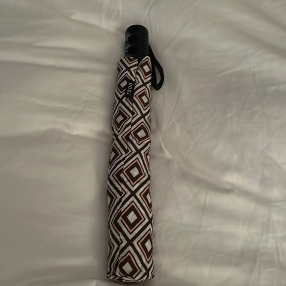 New Izod umbrella. Beautiful colors. - Picture 1 of 3